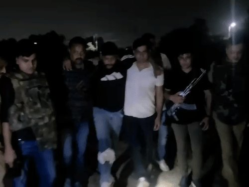 झांसी में लूट के आरोपियों से पुलिस की मुठभेड़:एक बदमाश को गोली ली, 3 को घेरकर पकड़ा, ई-रिक्शा चालक को लूटा था