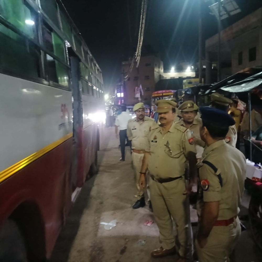 कासगंज बस स्टैंड पर रोडवेज बसों की सघन चेकिंग:चालकों का ड्रिंक एंड ड्राइव टेस्ट हुआ और यात्रियों से सुरक्षा फीडबैक लिया गया