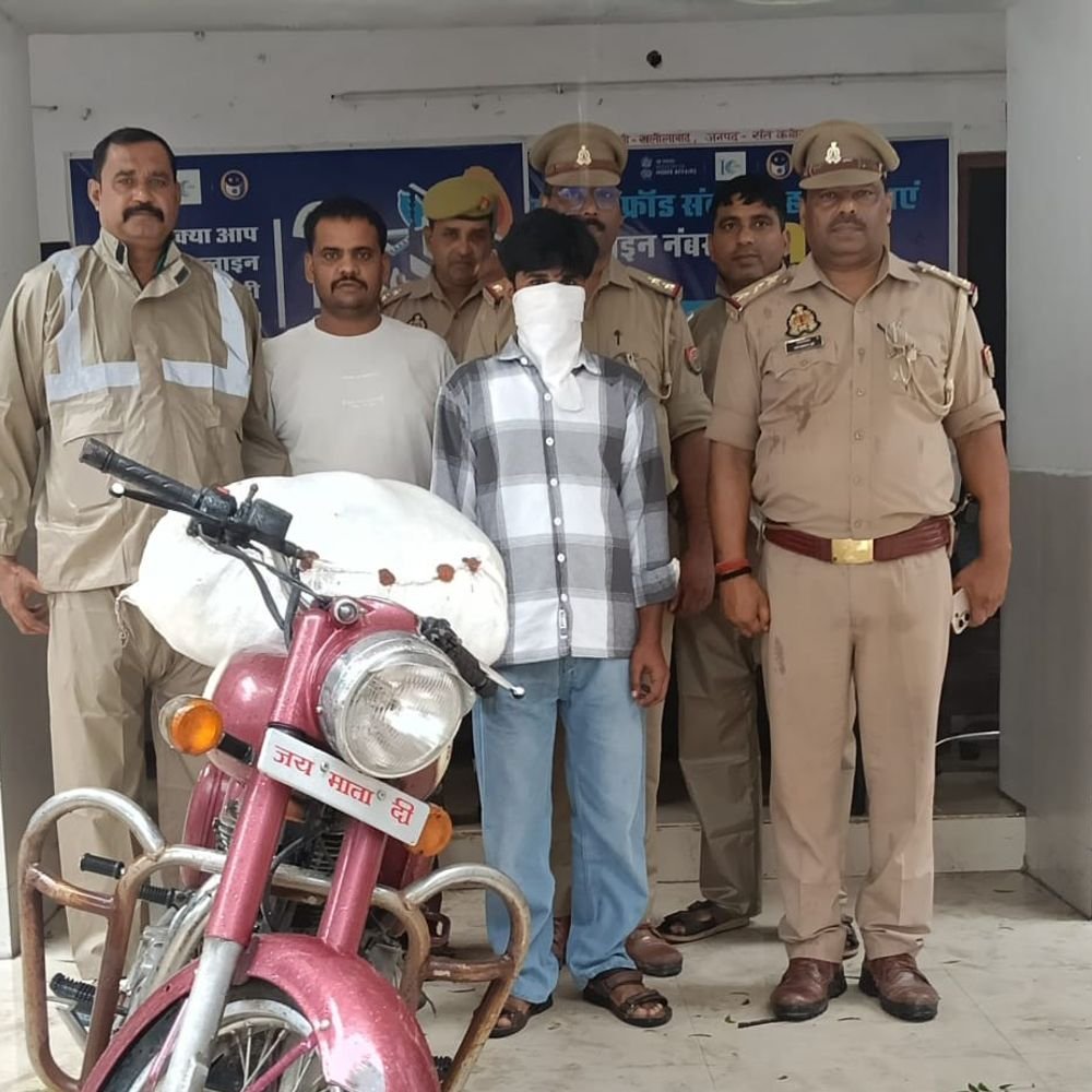 21.4 किलो गांजा के साथ तस्कर गिरफ्तार:पुलिस और एसओजी ने बुलेट सवार को पकड़ा, लखनऊ ले जा रहा था गांजा