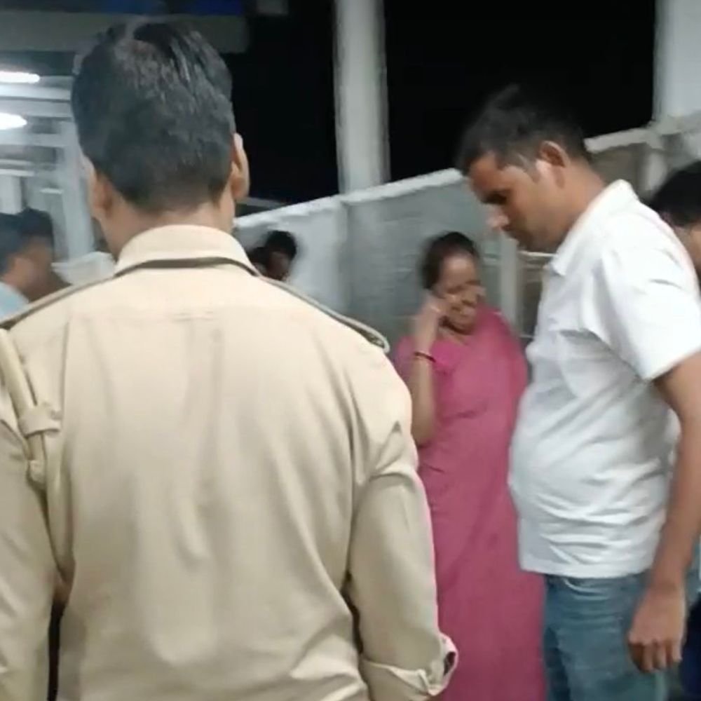 दरगाह से दर्शन कर लौट रहे बुजुर्ग की मौत:बाराबंकी रेलवे पुल पर चढ़ते समय अचानक गिरा, अस्पताल में डॉक्टरों ने मृत घोषित किया