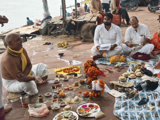 पितृ पक्ष शुरू होते ही अयोध्या में उमड़ी श्रद्धालुओं की:नया घाट और भरत कुंड पर पिंडदान-तर्पण के लिए पहुंचे श्रद्धालु, सरयू में स्नान के बाद पूर्वजों की आत्मशांति के लिए किया कर्मकांड
