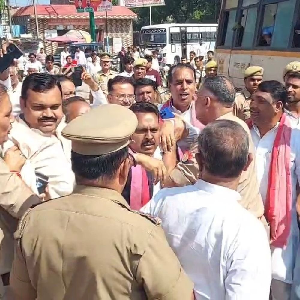 पीड़ित परिवार से मिलने जारहे सपा-नेताओं को पुलिस ने रोका:सड़क पर बैठे डॉ. राजपाल कश्यप, परिवार को बुलाकर दिलाई अखिलेश यादव की 1 लाख की मदद