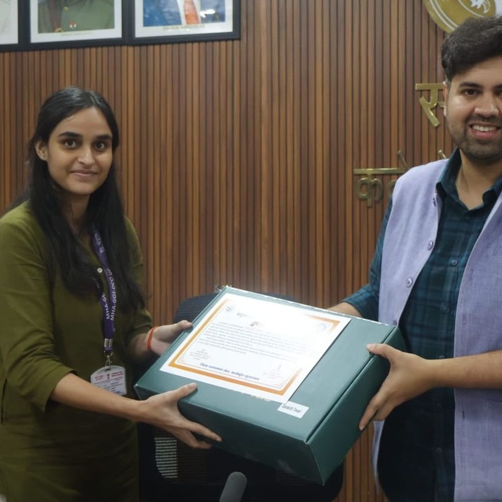 जनगणना प्रक्रिया में उत्कृष्ट कार्य करने वाले कर्मचारी सम्मानित:मुरादाबाद में डीएम अनुनय झा ने बांटे प्रशस्ति पत्र