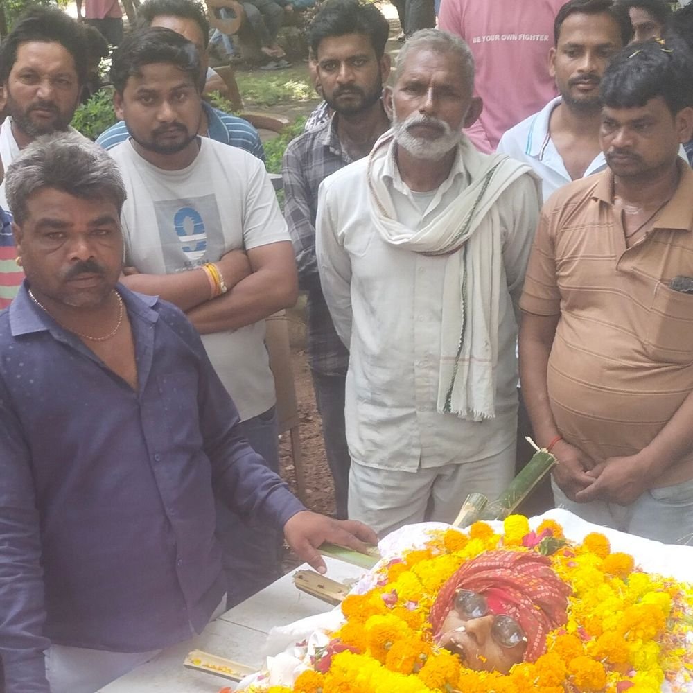 ललितपुर कांग्रेस के पूर्व जिलाध्यक्ष दुर्गा कुशवाहा की मौत:ललितपुर में हुआ अंतिम संस्कार, बेटे ने दी मुखाग्नि; हजारों लोग हुए शामिल