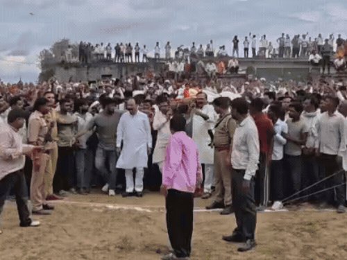 सांसद-विधायक ने दिया कंधा, गांव में पसरा मातम:विपक्षी दलों के नेताओं ने भी दी श्रद्धाजंलि, लोग बोले- बाबूजी चले गए