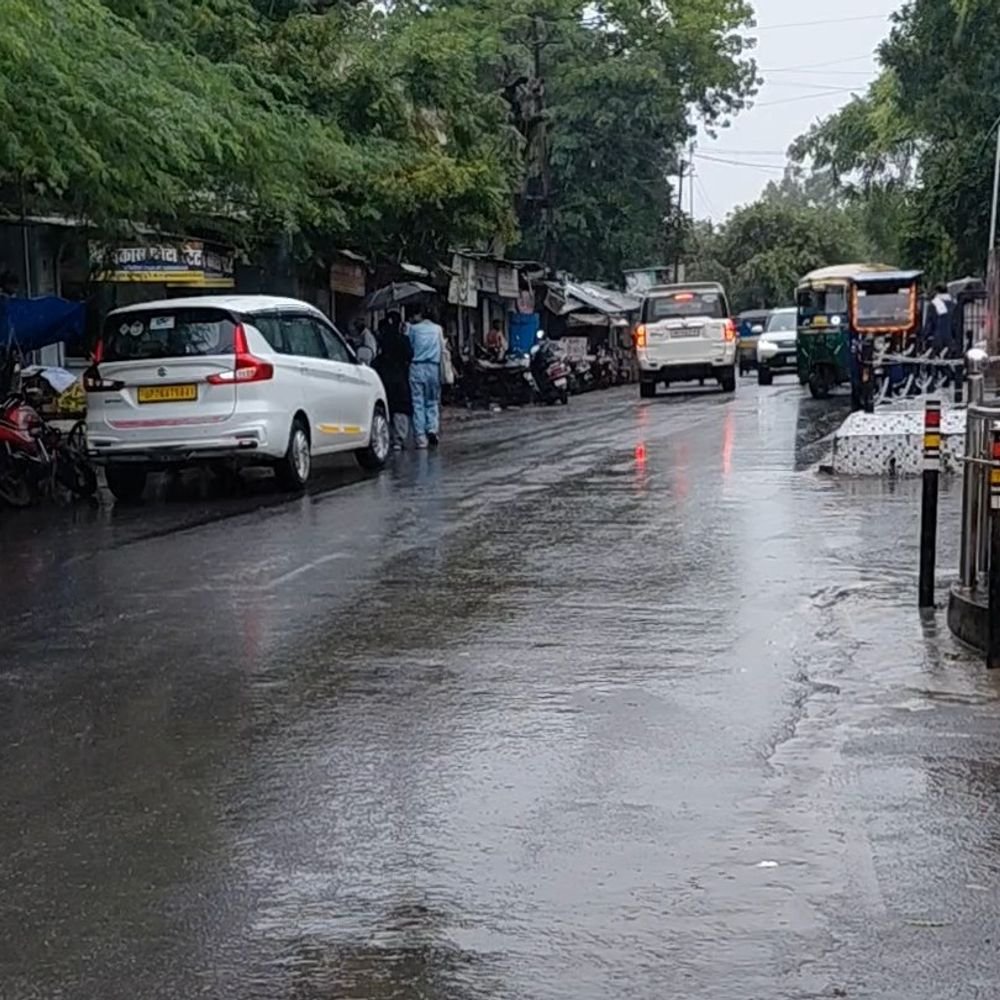 फर्रुखाबाद में 15 घंटे से रुक-रुककर बारिश:3 दिन की गर्मी से मिली राहत, सड़क किनारे जलभराव और कीचड़ से लोग परेशान