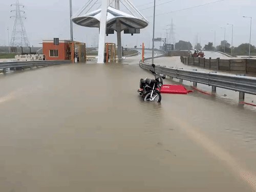 उन्नाव में 48 घंटे की बारिश से जलभराव, रास्ते बंद:पिता-बेटियां घायल, एक्सप्रेस-वे पर 3 फीट पानी भरा; 6 मवेशियों की मौत