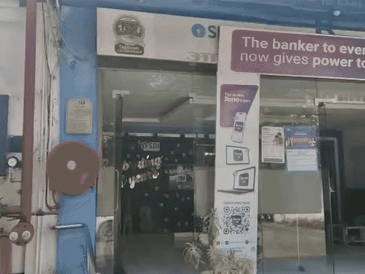हड़ताल से पहले ग्राहकों ने निपटाए जरूरी काम:गोरखपुर में व्यापारियों को होगी सबसे ज्यादा परेशानी; बोले- अटक जाएगा लेनदेन