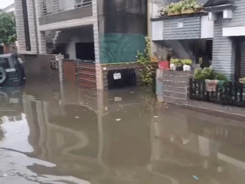 बरेली में बारिश से बिगड़े हालात, कॉलोनियां डूबीं:रेजीडेंसी गार्डन में 3 फीट पानी, गांवों में नदी किनारे के परिवार शिफ्ट; भारी बरसात का अलर्ट