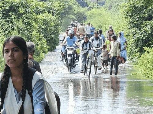 बारिश के 3 दिन बाद सई नदी का जलस्तर बढ़ा:बंथरा में अचानक बाढ़ के हालात; अब उन्नाव घूमकर लखनऊ आना होगा