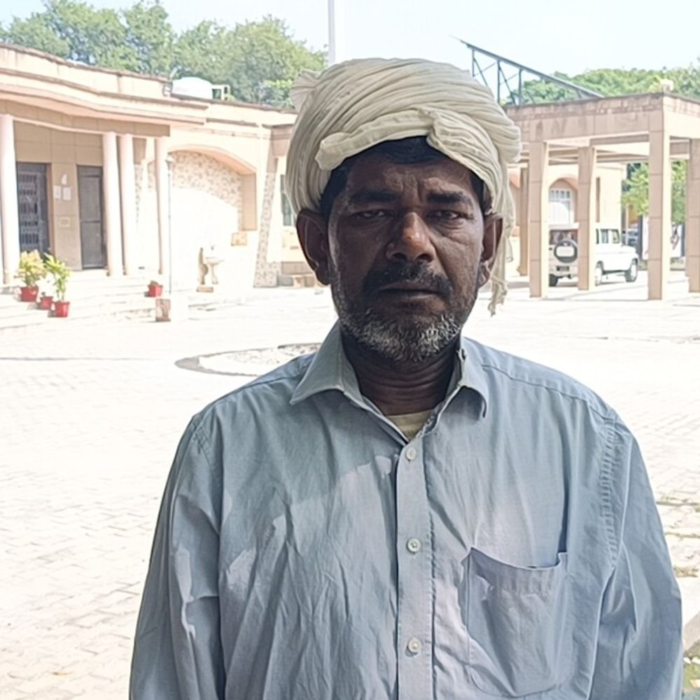 नीरपुड़ा पंचायत सहायक पर आपराधिक इतिहास और रिश्वत का आरोप:जिलाधिकारी से जांच की मांग, जन्म प्रमाण-पत्र के लिए 5000 रुपये रिश्वत लेने का भी आरोप
