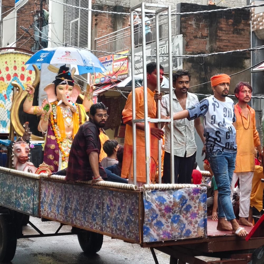बारिश के बावजूद श्रद्धालुओं ने दी गणपति बप्पा को विदाई:कौशांबी में डीजे की धुन पर नाचते-गाते हुए गूंजे 'गणपति बप्पा मोरया' के जयकारे