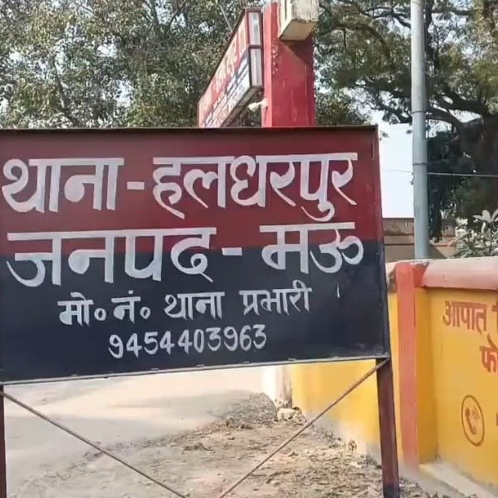 मऊ में सड़क किनारे मिला अधेड़ का शव:इलाके में मची सनसनी, पोस्टमार्टम रिपोर्ट से खुलेगा मौत का राज