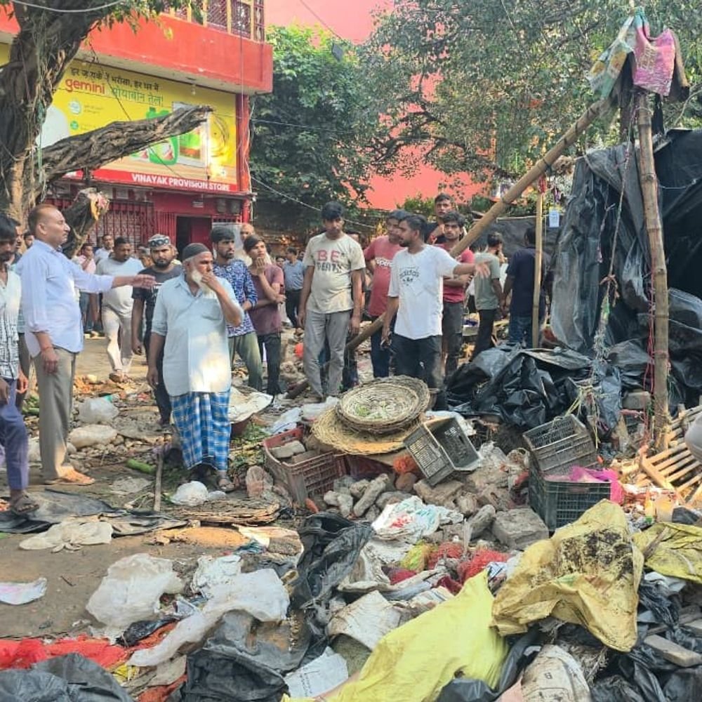 चार दुकानें हटाने पर दो समुदाय में तनाव:4 थानों की पुलिस-पीएसी तैनात, बाजार बंद; दुकानों में तोड़फोड़ का आरोप