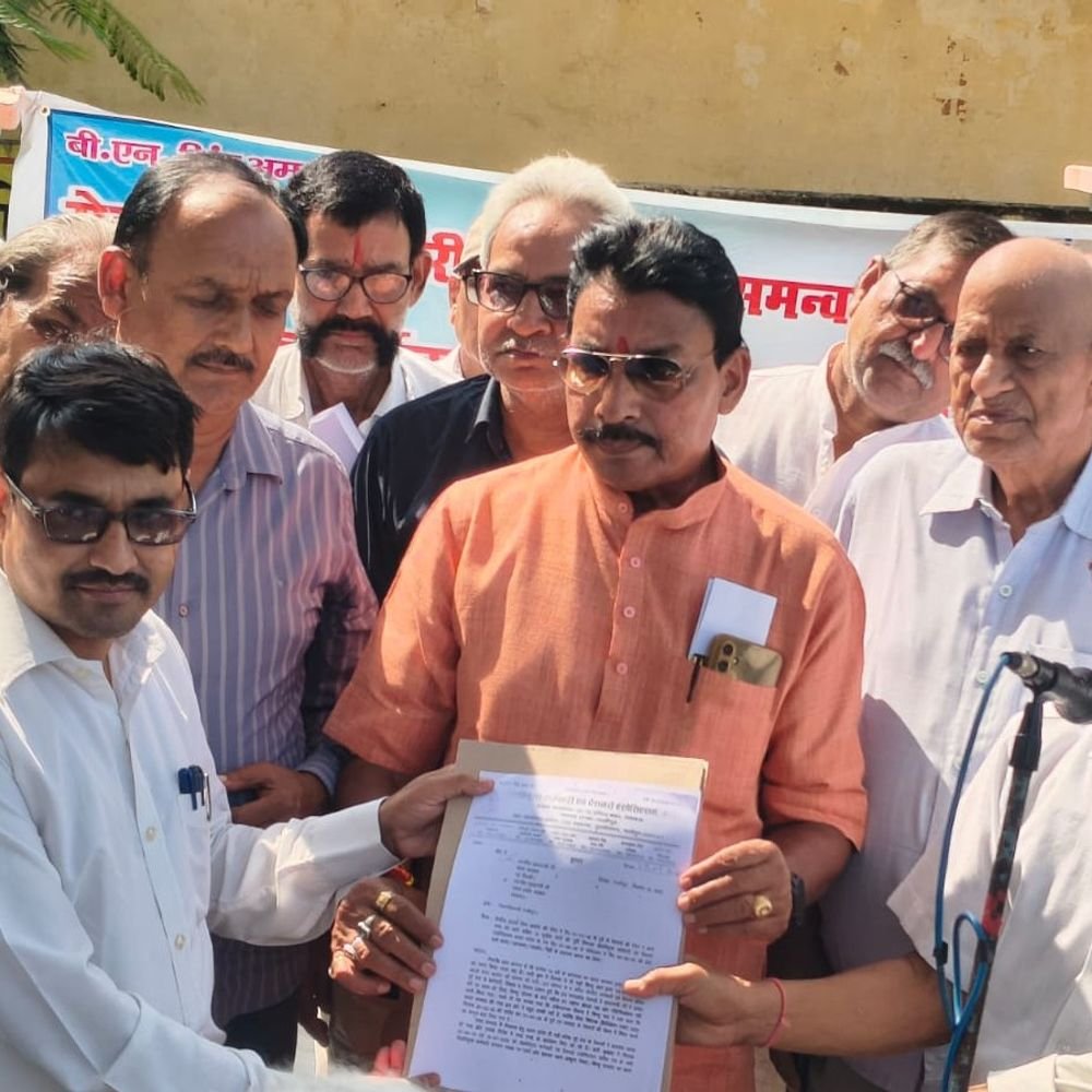गाजीपुर में पेंशनरों का प्रदर्शन:बोले- आठवें वेतन आयोग में पुराने पेंशनरों को भी मिले लाभ
