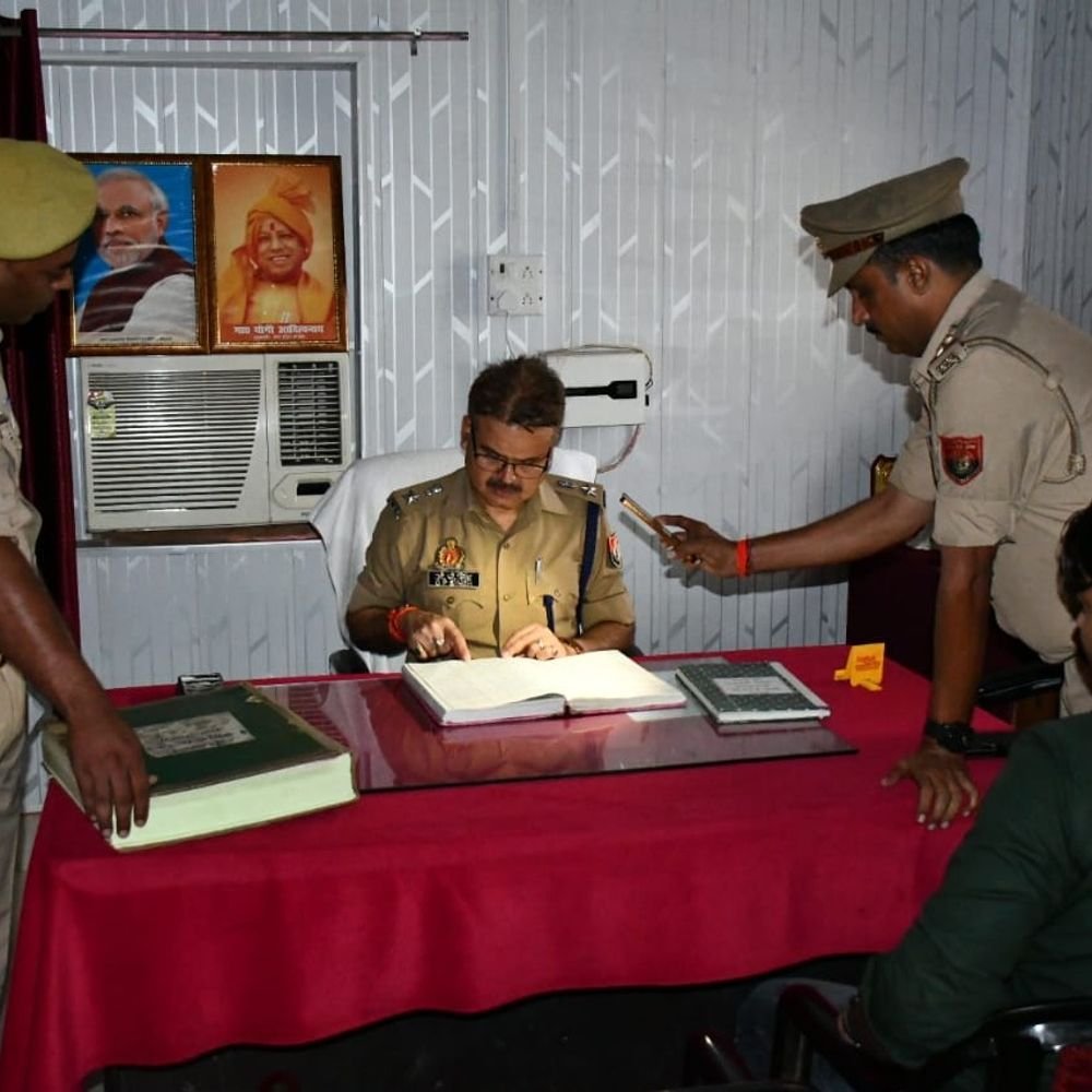 कासगंज में एसपी ने ढोलना थाने का किया निरीक्षण:रिकॉर्ड, मालखाना और सुरक्षा व्यवस्था जांची, शिकायतों के त्वरित निस्तारण के निर्देश