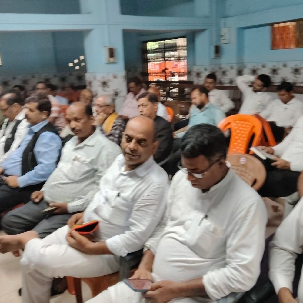 देवरिया में अधिवक्ताओं का प्रदर्शन:ज्वाइंट मजिस्ट्रेट और नायब तहसीलदार के खिलाफ नारेबाजी, 29 को कार्य बहिष्कार करेंगे