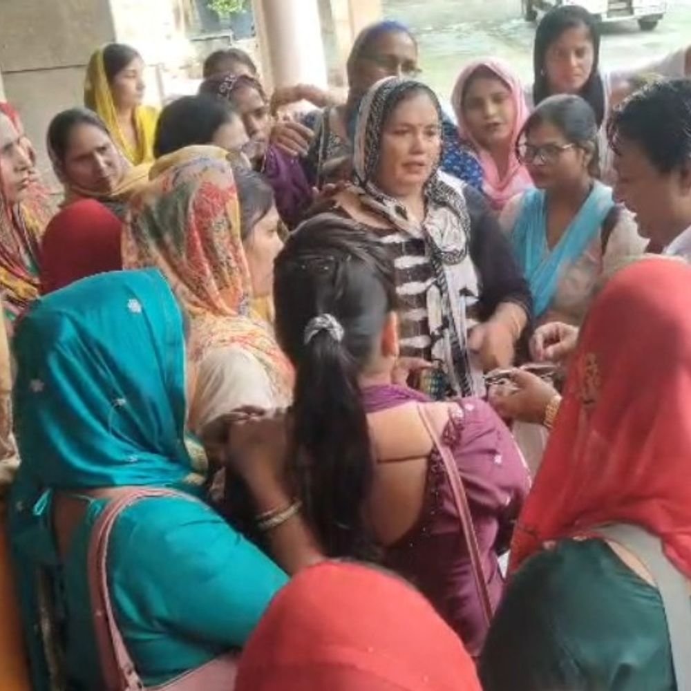 बागपत में समूह की महिलाओं ने डीएम को सौंपा ज्ञापन:मानदेय बढ़ाने, सुरक्षा और मुफ्त इलाज की सुविधा मांगी