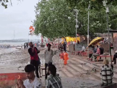वाराणसी में दूसरे दिन भी छाए काले बादल:रुक-रुककर बूंदाबांदी; 27 सितंबर तक बारिश के आसार