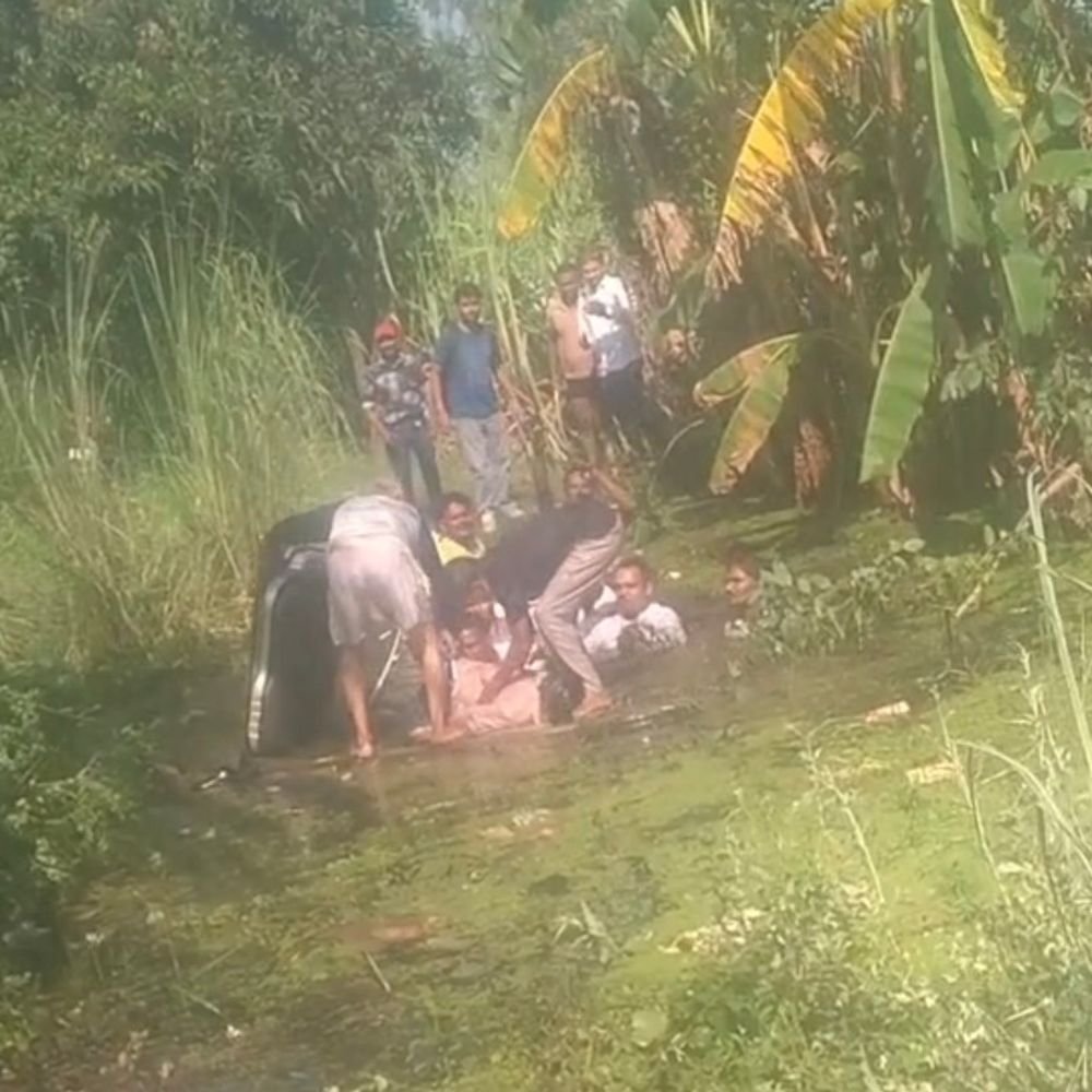 बिजनौर में कार गहरे गड्ढे में गिरी, एक की मौत:नूरपुर-धामपुर मार्ग पर हादसा, दो गंभीर घायल हायर सेंटर रेफर