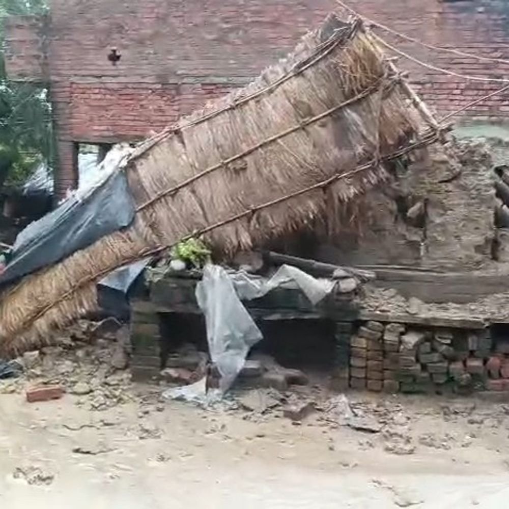 तेज बारिश में कच्चा मकान गिरा, परिवार बाल-बाल बचा:एसडीएम से मांगी मदद[ डीएम ने शहर में जलभराव का जायजा लिया