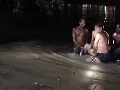 3 दिन पहले कमाकर लखनऊ लौटा, नाले में डूबकर मौत:तालाब में नहाने उतरा, डूबने लगा तो लोग डंडा पकड़ाते रह गए; बहकर नाले में गया
