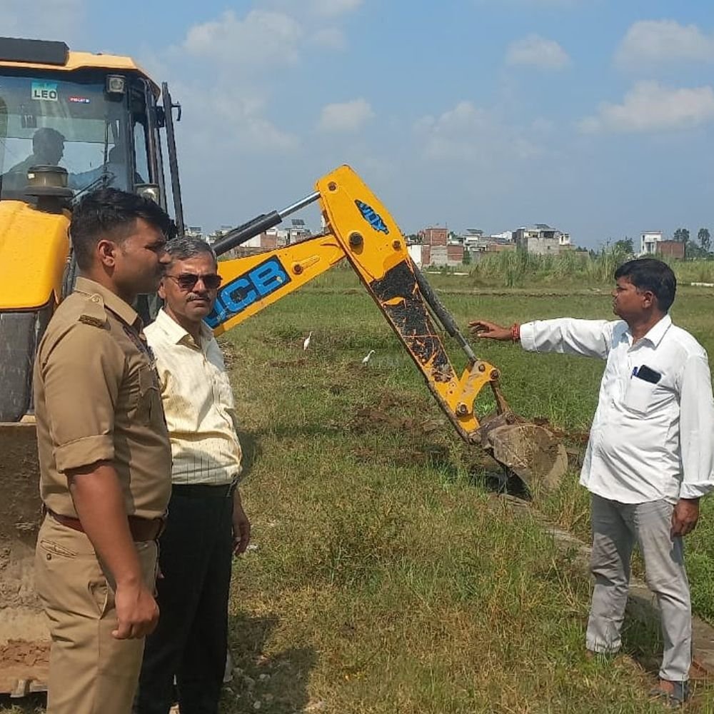 मुजफ्फरनगर में 21 बीघा जमीन पर अवैध प्लॉटिंग ध्वस्त:मीरापुर रोड और सफेदा रोड पर 3 जगह चला बुलडोजर, नोटिस के बाद भी नहीं हटाई गई थी प्लॉटिंग