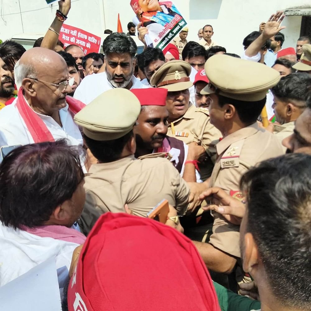 मेरठ में सपा का कलेक्ट्रेट पर प्रदर्शन:मकान-दुकान बचाने की मांग पर पुलिस से नोकझोंक और धक्कामुक्की, बड़े आंदोलन की चेतावनी