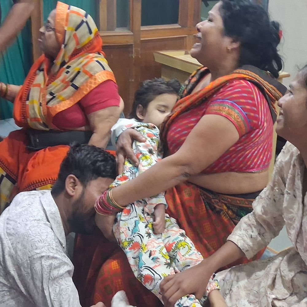क्लिनिक में मासूम की मौत पर हंगामा, लापरवाही का आरोप:कासगंज में 4 घंटे इलाज के लिए तड़पती रही मासूम, इलाज ना मिलने से बिगड़ी हालत