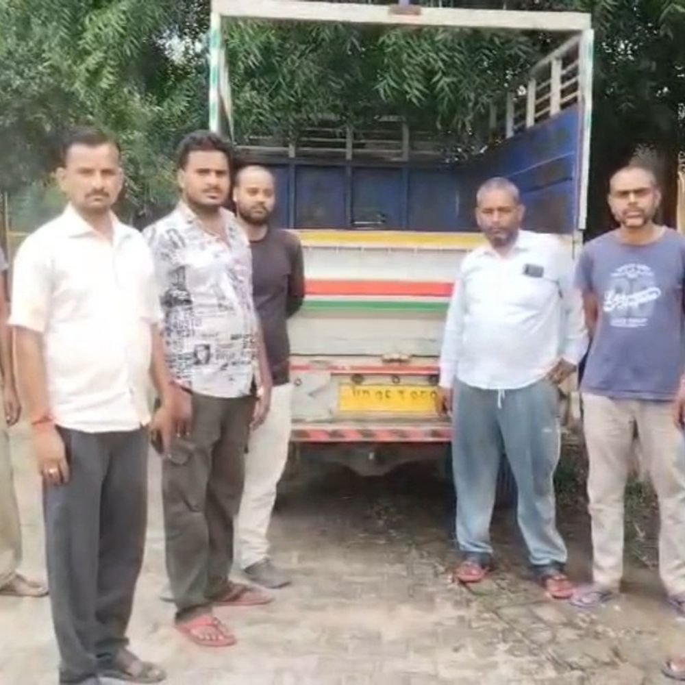 पिता की मौत-कर्ज से परेशान व्यापारी ने किया सुसाइड:महोबा में गोदाम में लगाई फांसी, एक महीने पहले हुई थी पिता की मौत
