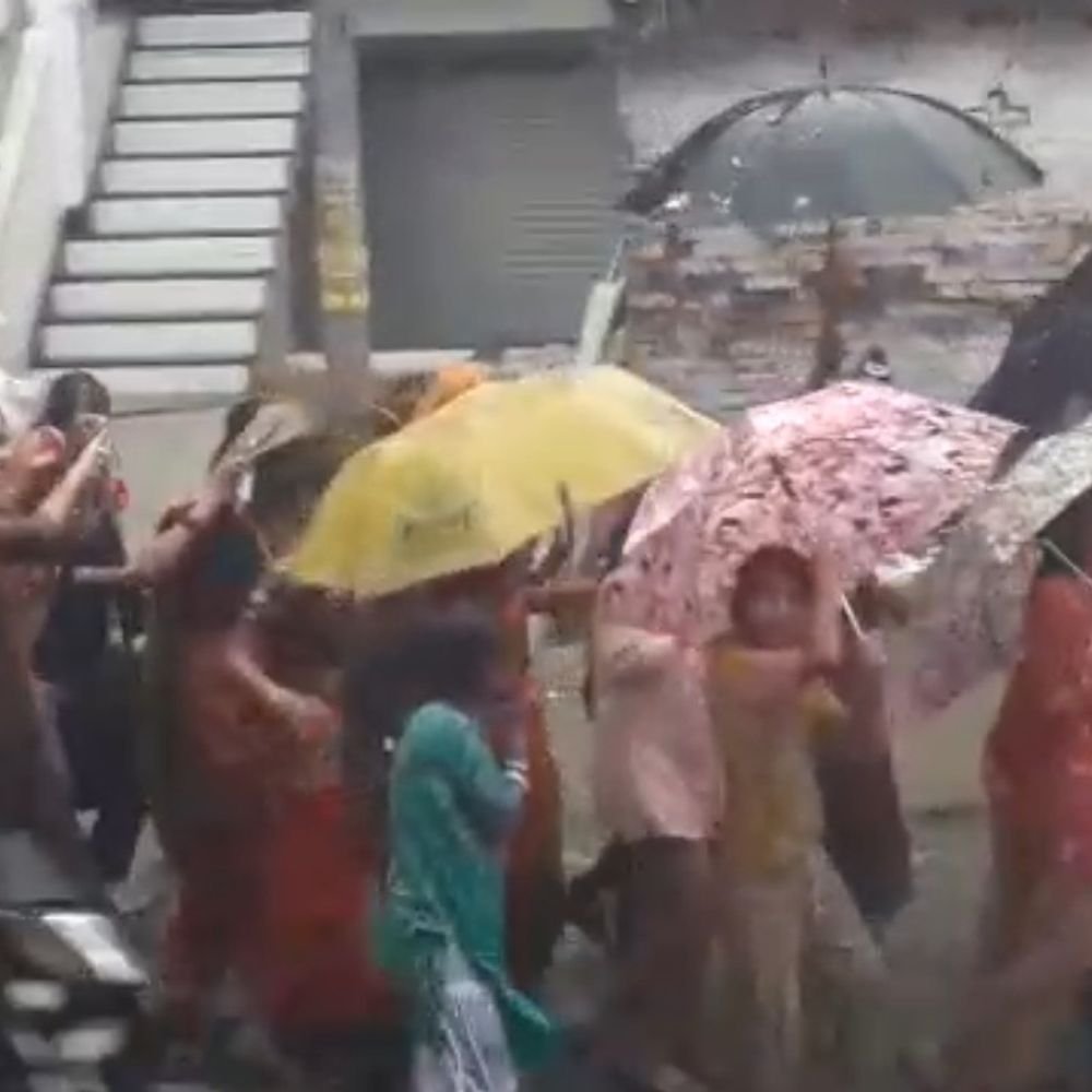 बहराइच में गणेश प्रतिमाओं की विसर्जन शोभायात्राएं शुरू:बारिश के बीच भक्ति में झूमे श्रद्धालु, सुरक्षा के पूरे इंतजाम रहे