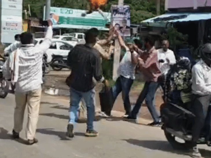 अम्बेडकर नगर में कांग्रेस ने चुनाव आयुक्त का पुतला फूंका:भाजपा सरकार और चुनाव आयोग पर दबाव में काम करने का आरोप, जिलाध्यक्ष ने इस्तीफे की मांग की