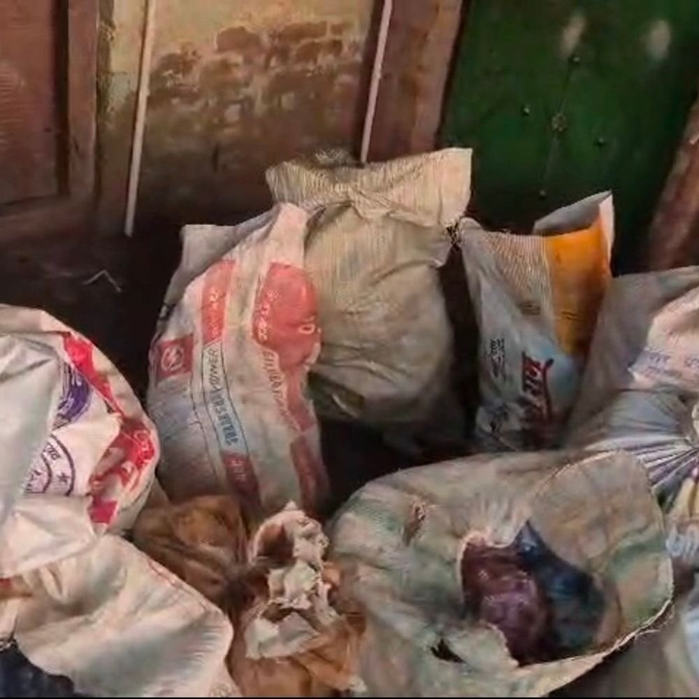 रायबरेली में अवैध पटाखे बनाने वाला दंपति गिरफ्तार:4 साल से बिना लाइसेंस बना रहे थे पटाखे, 2 लाख का माल बरामद