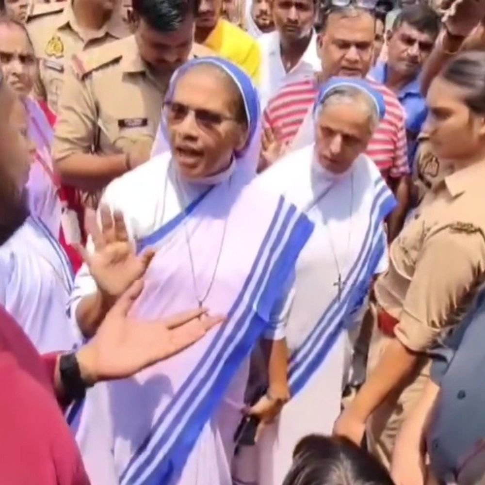 कुशीनगर में दो अस्पतालों पर कार्रवाई:सचिदानंद हॉस्पिटल की NICU सेवा स्थगित, 50 हजार जुर्माना