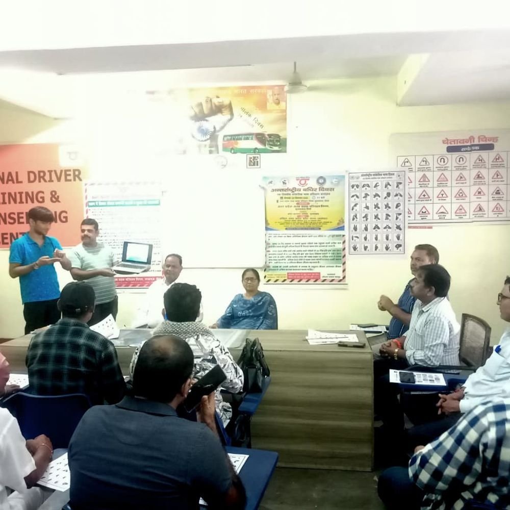 मुरादाबाद में रोडवेज कर्मियों ने सीखी सांकेतिक भाषा:बधिर यात्रियों का सफर होगा आसान