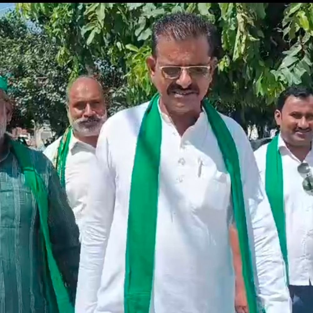 संभल में किसानों की समस्याओं पर भाकियू टिकैत का प्रदर्शन:DM को सौंपा ज्ञापन, फसल मुआवजा और एक्सप्रेसवे के मुद्दे उठाए