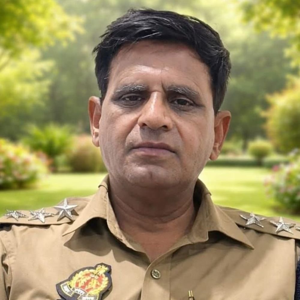 आगरा-लखनऊ एक्सप्रेसवे पर हादसा, बाराबंकी के सीओ की मौत:क्रेटा कार ट्रक में घुसी, सैफई में इलाज के दौरान तोड़ा दम