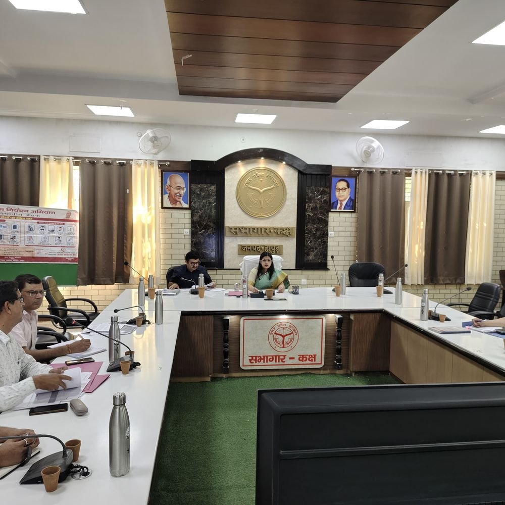 डीएम ने संचारी रोग नियंत्रण की समीक्षा कर दिए सख्त:हापुड़ में फॉगिंग और जलभराव पर विशेष ध्यान देने को कहा