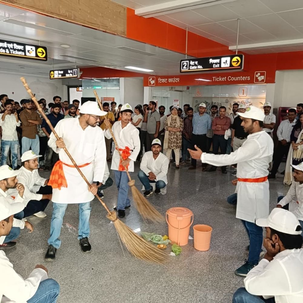 कानपुर मेट्रो का स्वच्छता सप्ताह:मोतीझील स्टेशन पर लगा स्वास्थ्य शिविर, कल्याणपुर में नुक्कड़ नाटक से किया जागरूक