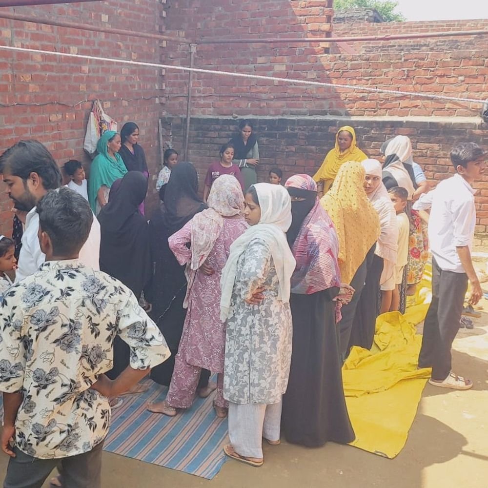 मिट्टी के टीले के नीचे दबने से अधेड़ की मौत:उन्नाव में तसले में मिट्टी भरते समय हादसा, कड़ी मशक्कत के बाद शव निकाला
