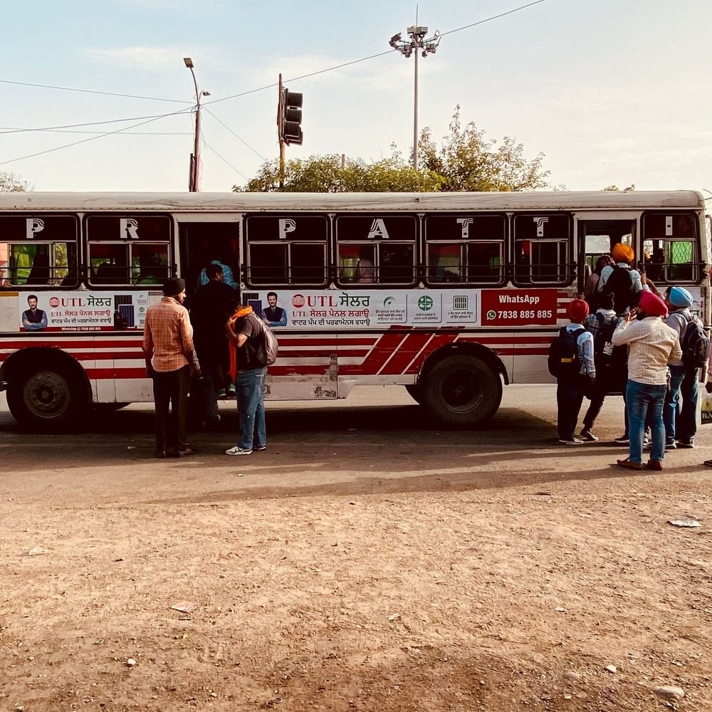 बस में चढ़ते समय युवक की जेब से मोबाइल पार:क्वार्सी चौराहे पर तीन अज्ञात युवकों पर चोरी का आरोप, पुलिस ने FIR दर्ज की