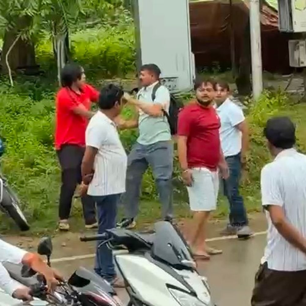 प्रयागराज में बीच सड़क युवक पर लात-घूंसे बरसाए:3 लड़कों ने दौड़ा-दौड़ाकर पीटा, हेलमेट छीनकर फेंका; पिटाई का वीडियो वायरल