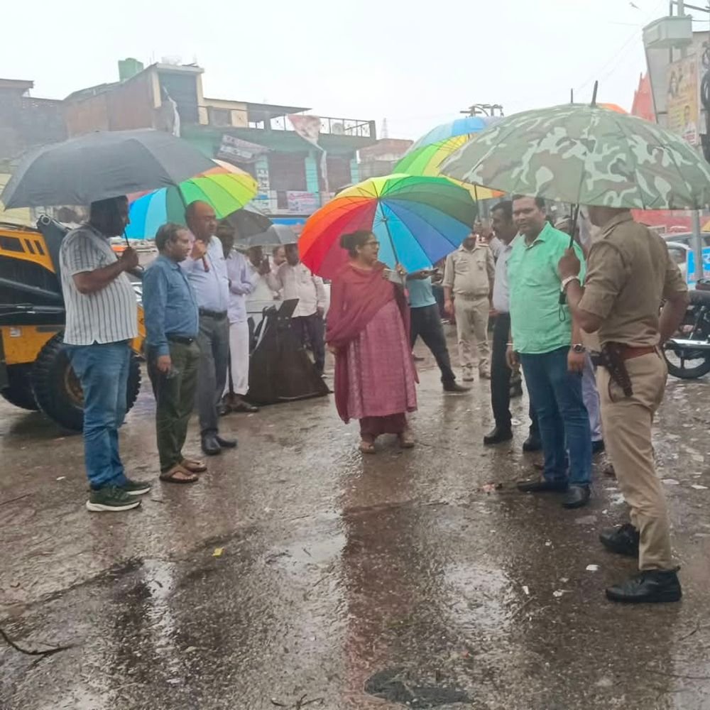 गोंडा डीएम सड़कों पर उतरीं, जलभराव-बिजली पर अधिकारियों फटकारा:24 घंटे अलर्ट रहने और जेसीबी से नाले साफ कराने के निर्देश दिए