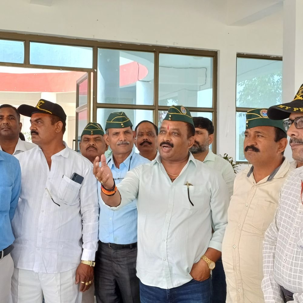 चंदौली में पूर्व-सैनिकों ने डीएम से की शिकायत:थानों में सुनवाई न होने का आरोप, DM ने शिकायतों के निष्पक्ष निस्तारण के दिए निर्देश