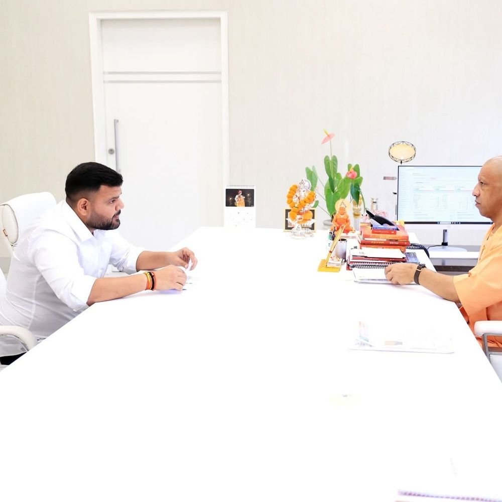 करन भूषण सिंह ने CM योगी से की मुलाकात:गोंडा-बहराइच स्टेट हाईवे चौड़ा करने की मांग, आंधी-बारिश से नुकसान पर मुआवजे की मांग