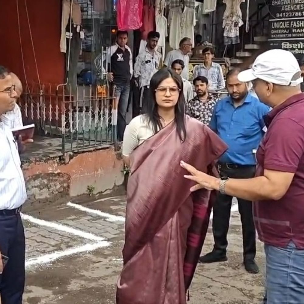 हापुड़ में डीएम ने सड़कों का लिया जायजा:अतिक्रमण और गंदगी पर जताई नाराजगी, 10 करोड़ के विकास प्रस्ताव शासन को भेजे