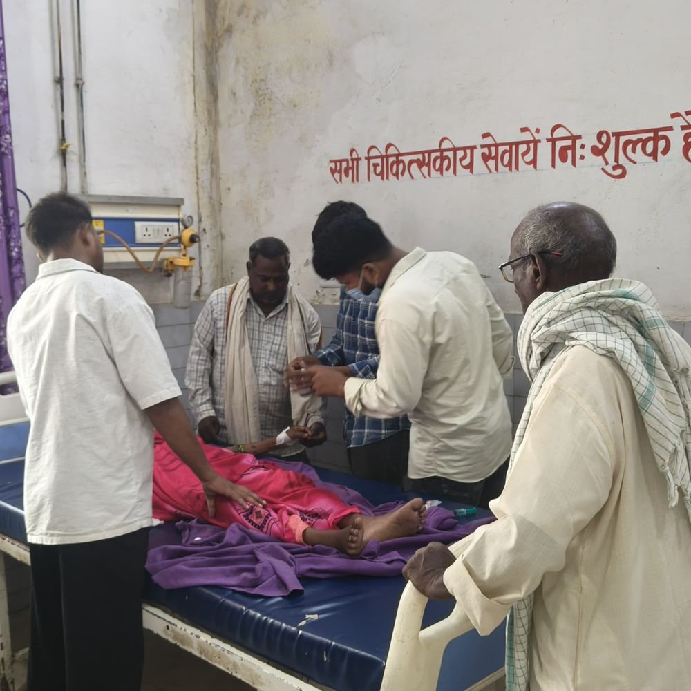 मऊ में एक ही परिवार के 5 लोग बीमार:मड़ुआ की रोटी खाने से तबीयत बिगड़ी, जिला अस्पताल में भर्ती, फूड प्वाइजनिंग की आशंका