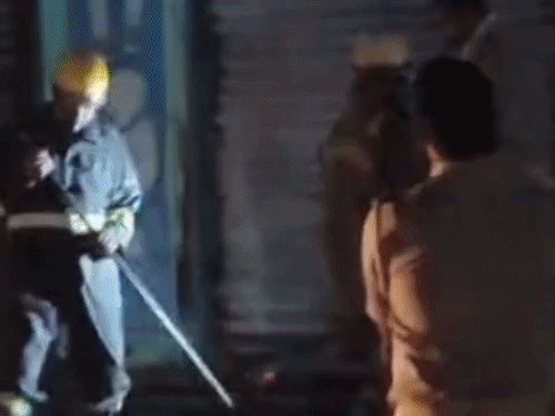 संभल में इनवर्टर-बैटरी की दुकान में भीषण आग:10 लाख का सामान जलकर राख, डेढ़ घंटे में बुझी आग