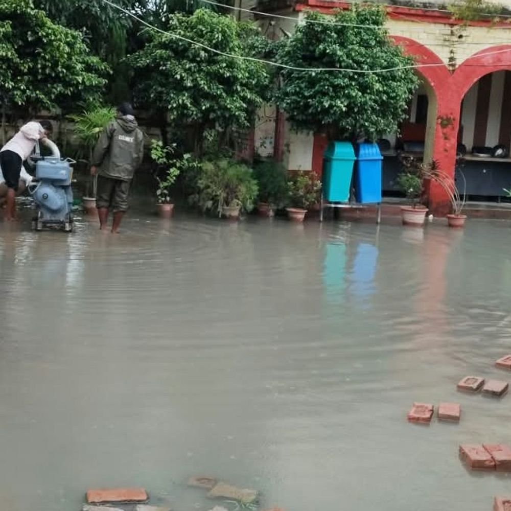 महराजगंज कोतवाली में लगातार बारिश से जलभराव:फरियादियों, पुलिसकर्मियों को परेशानी; पंप लगाकर पानी निकालना शुरू