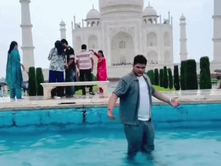 ताजमहल के फाउंटेन में युवक ने डुबकी लगाते बनाई रील:पानी में उतरकर पोज दिए और डांस किया, सुरक्षा पर उठे सवाल